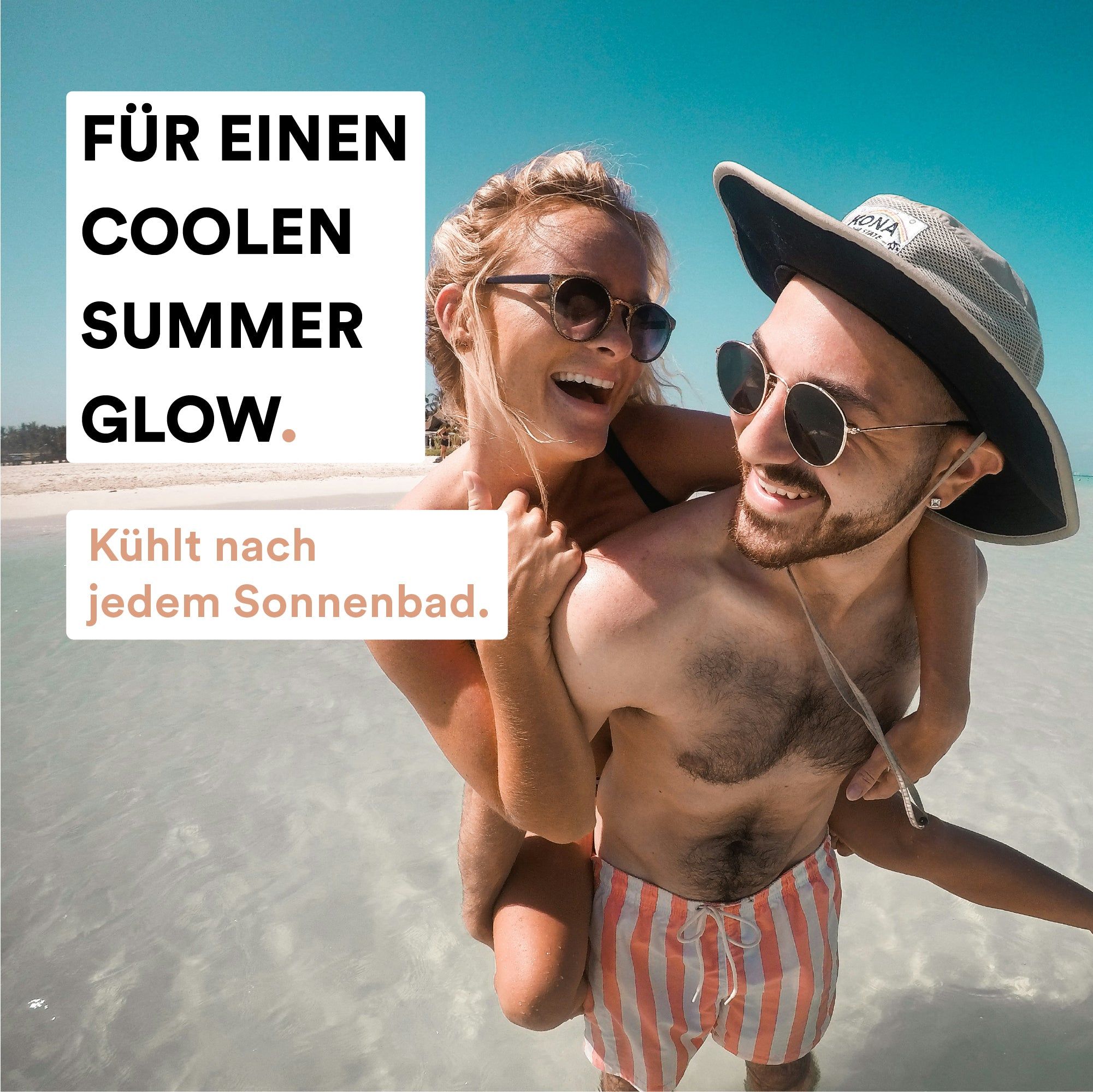 Paar am Strand. Mann trägt Frau auf dem Rücken. Text: Für einen coolen Sommer-Glow. Kühlt nach jedem Sonnenbad.