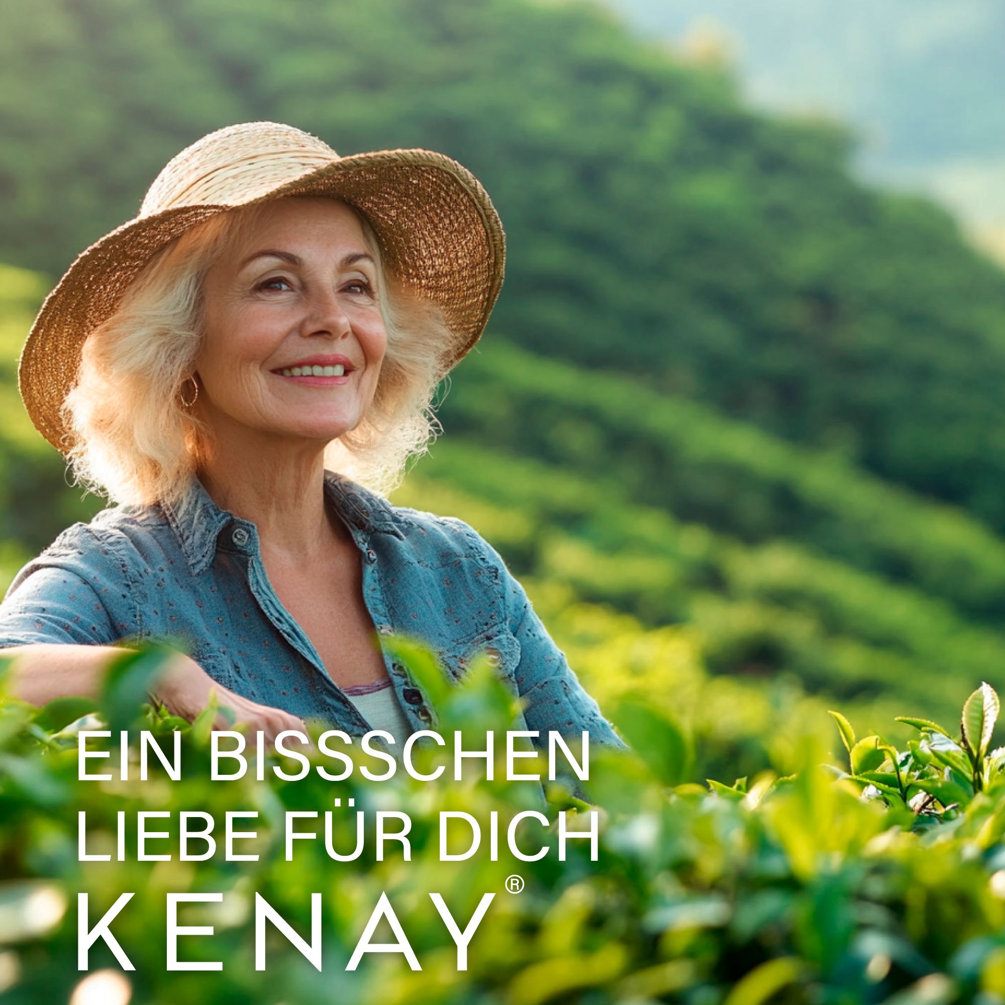 Ältere Frau mit Hut in einem Teefeld. Text: Ein bisschen Liebe für Dich, KENAY.