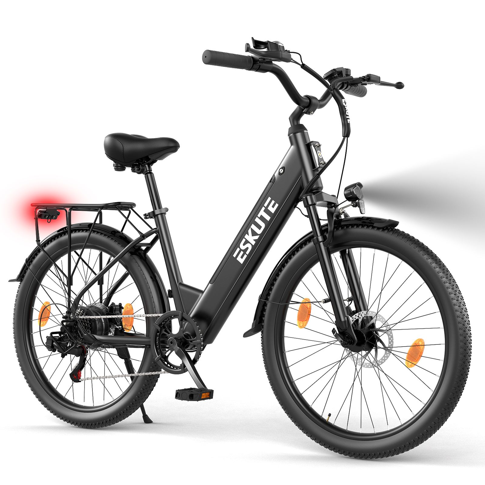 Schwarzes ESKUTE Elektro-Citybike mit eingeschaltetem Scheinwerfer und Rücklicht. Das Fahrrad ist auf weißem Hintergrund.