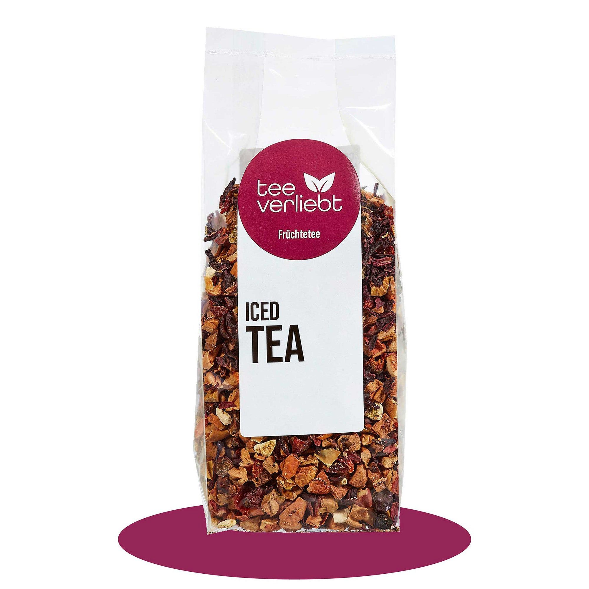 Transparente Tüte mit losem Früchtetee. Aufkleber mit "tee verliebt" und "Iced Tea".