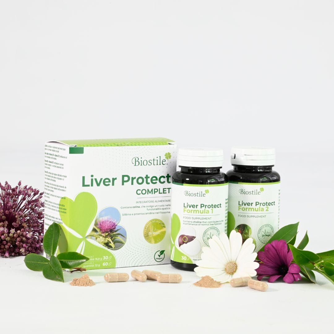 Zwei Flaschen und eine Schachtel mit der Aufschrift "Biostile Liver Protect Komplett". Auf den Flaschen steht "Liver Protect Formula 1" und "Formula 2".
