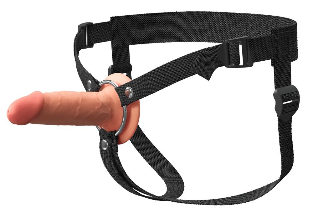 Schwarzer Strap-on mit beigefarbenem Dildo. Verstellbare Gurte und Metallring. Detailansicht.