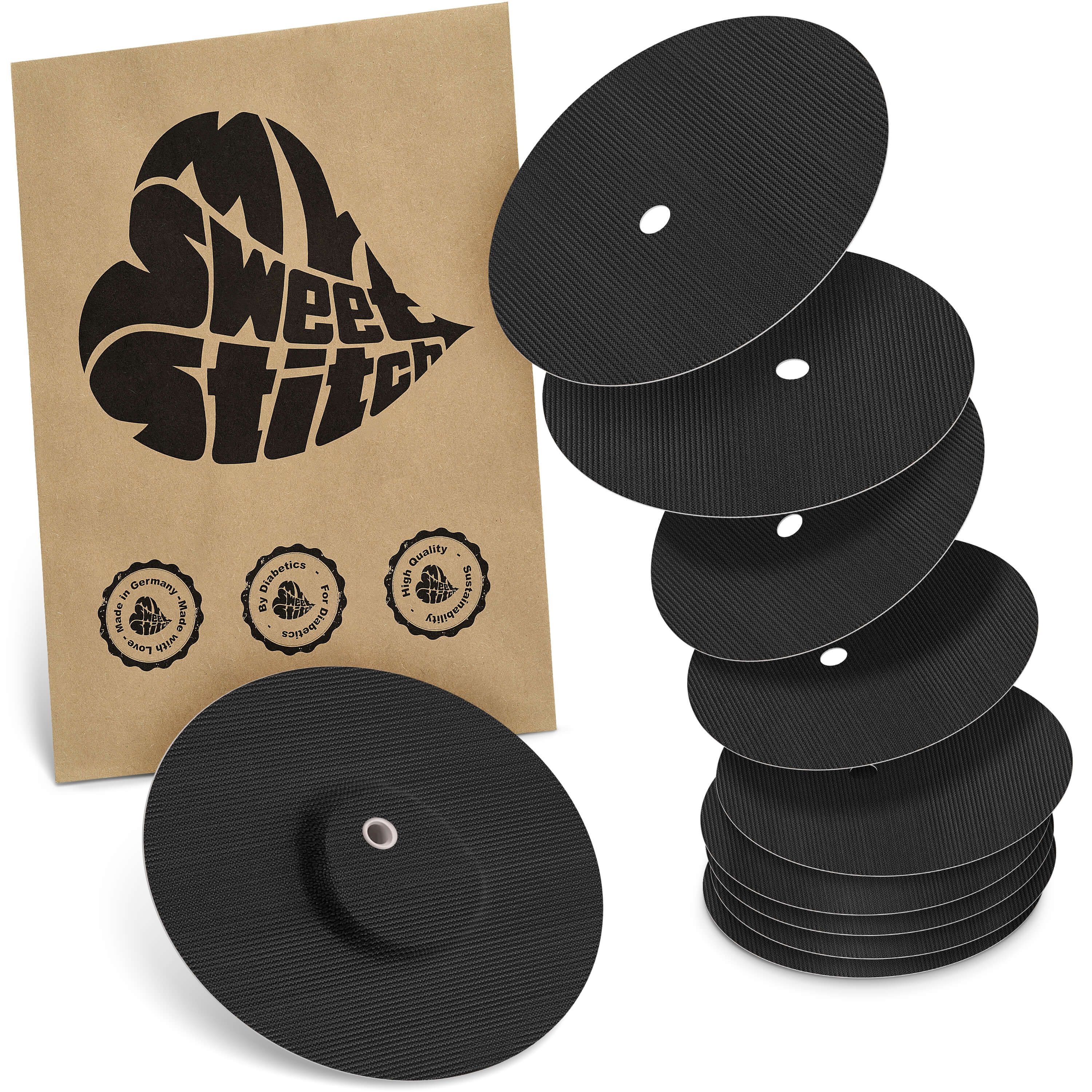 Braune Verpackung mit Logo und Text. Schwarze, runde Pflaster mit Loch. Stapel von Pflastern. Qualitätszeichen.