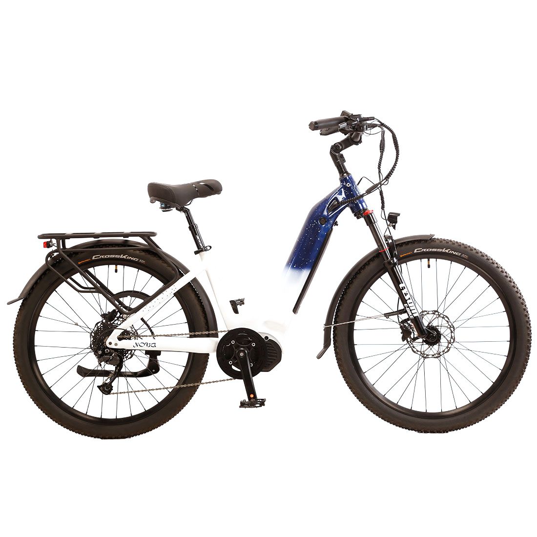 E-Bike mit Mittelmotor, weiß-blau. Schwarze Reifen, Gepäckträger, Sattel. Frontscheinwerfer, Schutzbleche.