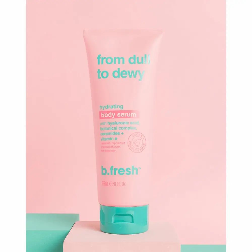 Rosa Tube mit türkis Verschluss. Aufschrift: From Dull To Dewy, hydrating body serum. Vegan-Siegel. B.fresh Logo.