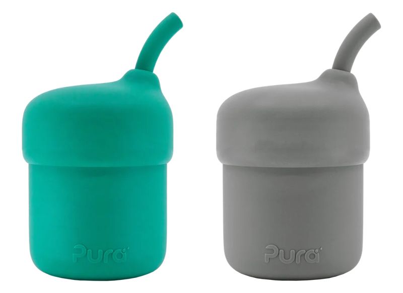 Zwei Silikon-Trinkbecher mit Deckel und Strohhalm. Einer mintfarben, einer grau. Marke Pura.