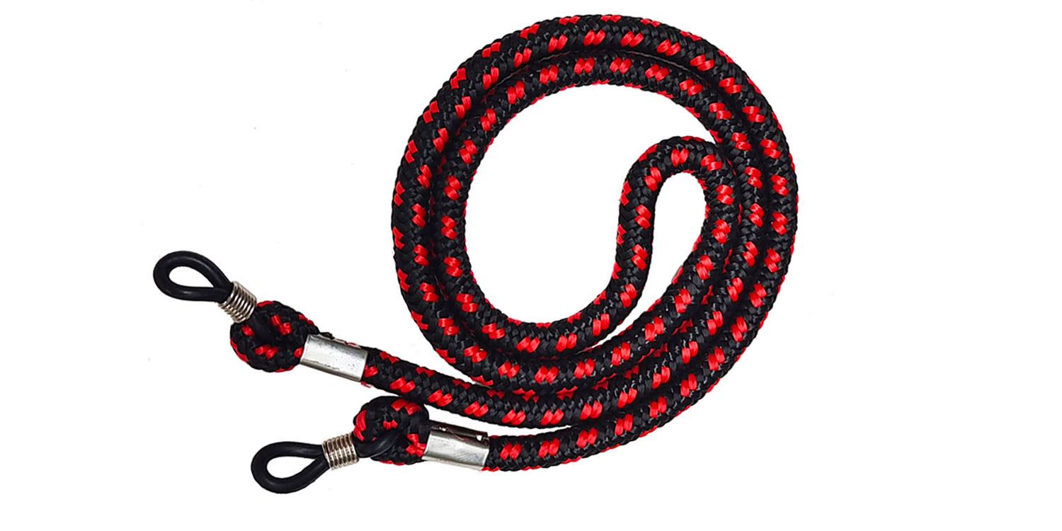 Brillenband, rot-schwarz geflochtenes Seil, Metallenden, schwarze Schlaufen. Nahaufnahme, weißer Hintergrund.