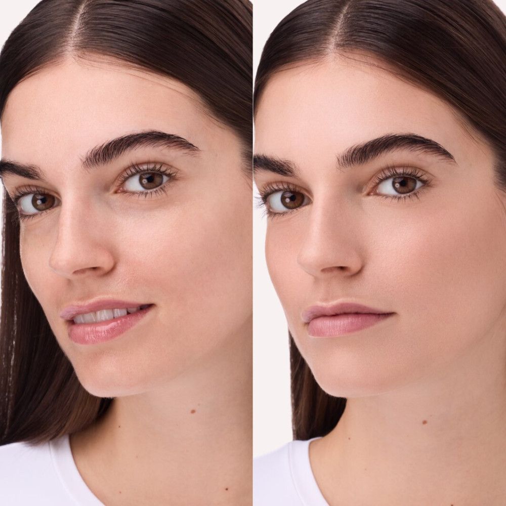 Zwei Porträts einer Frau. Links: ungeschminkt. Rechts: Gesicht mit Puder. Deutliche Unterschiede im Hautton.