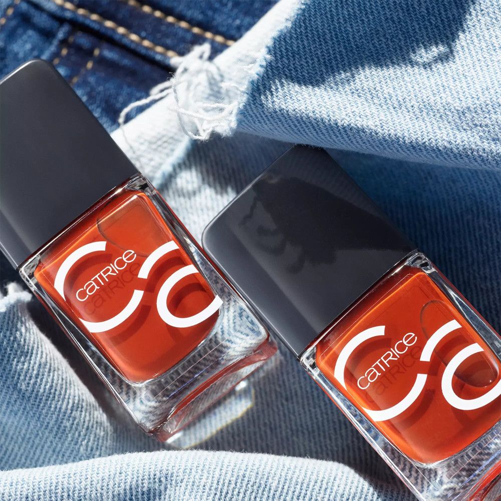 Zwei Nagellackflaschen mit 'Catrice' Aufschrift auf Jeansstoff.