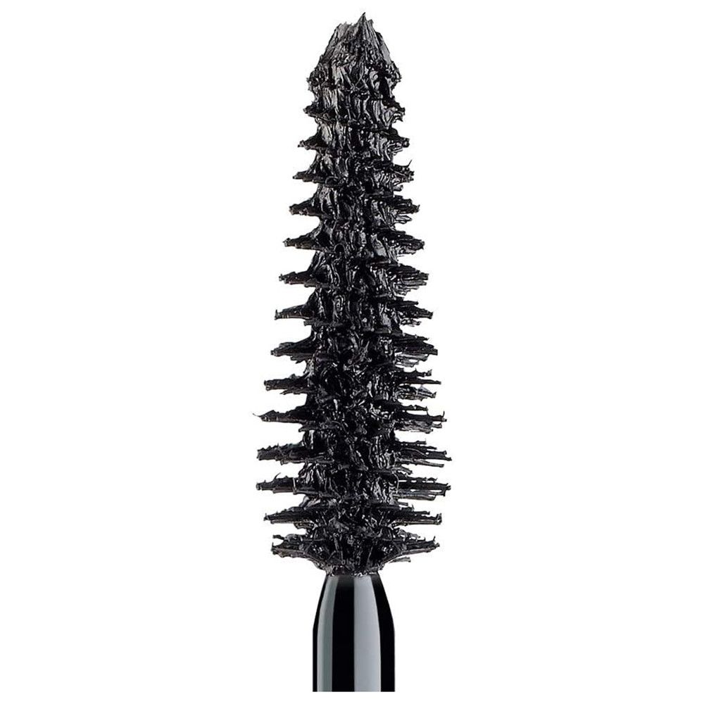 Mascara-Bürste mit schwarzen Borsten. Detailaufnahme. Der Applikator ist auf weißem Hintergrund zentriert.