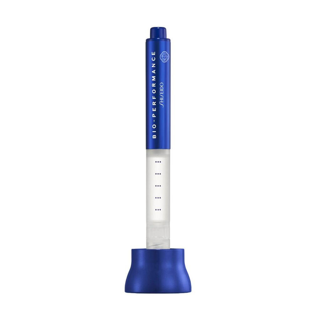 Blaue Ampulle mit Messskala und blauem Sockel. Beschriftung: BIO-PERFORMANCE / SHISEIDO.