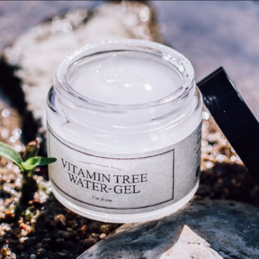 Glas mit Gel auf Stein. Etikett mit Produktnamen. Schwarzer Deckel daneben.