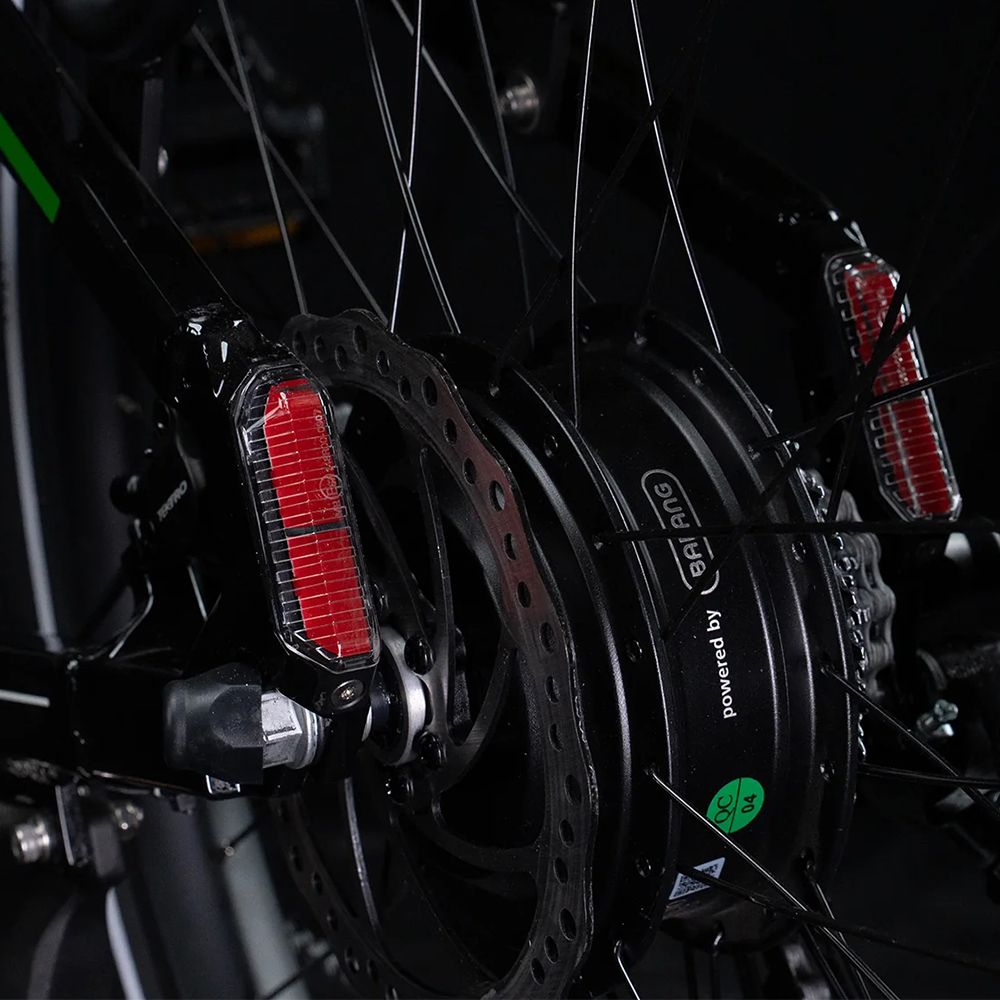 Hinterrad-Nabe mit Scheibenbremse und Rückstrahlern. Aufschrift 'powered by'.