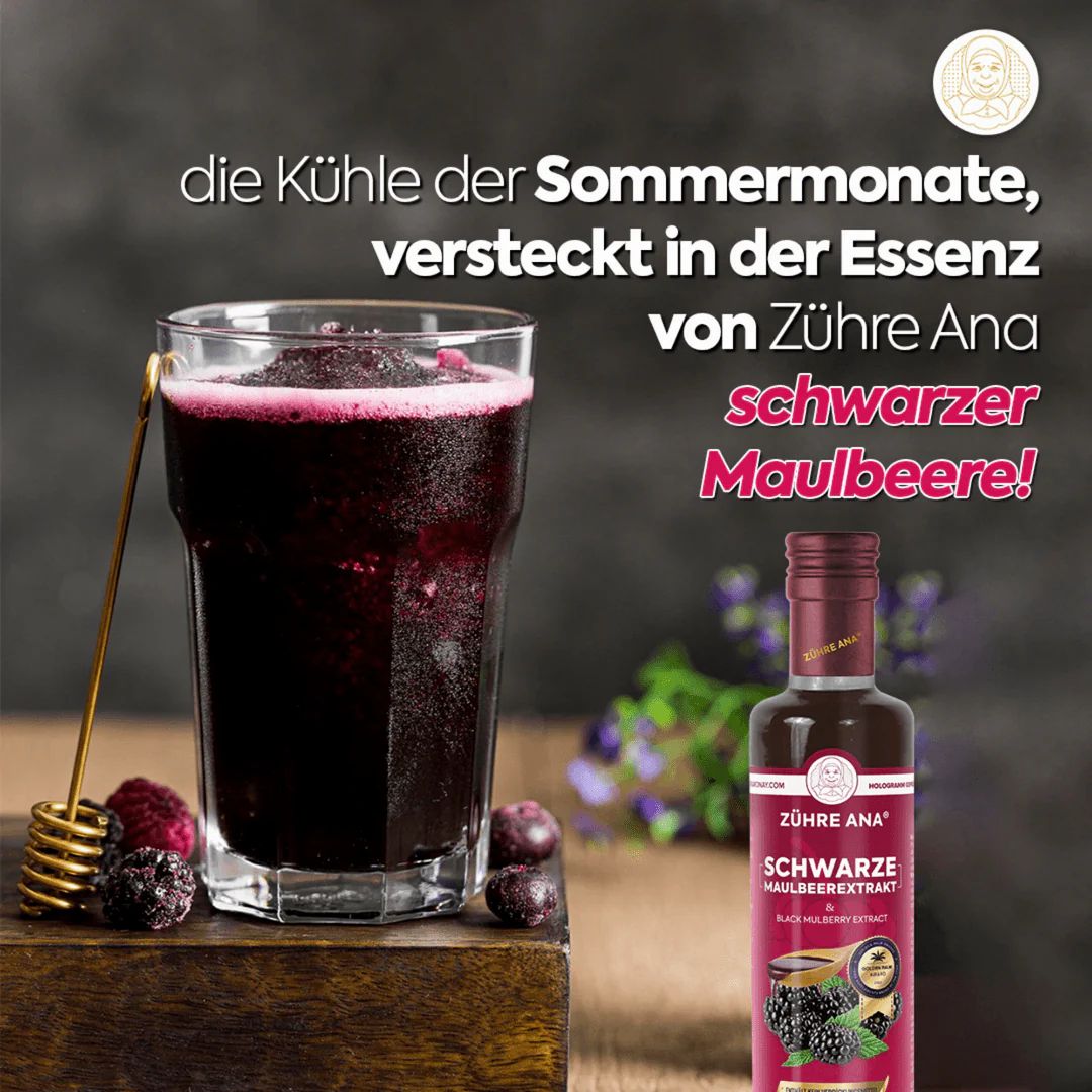 Glas mit lila Getränk, daneben Flasche mit Produktetikett. Text: Zühre Ana Schwarzer Maulbeerextrakt. Auf dem Tisch: Brombeeren und Honigstab.
