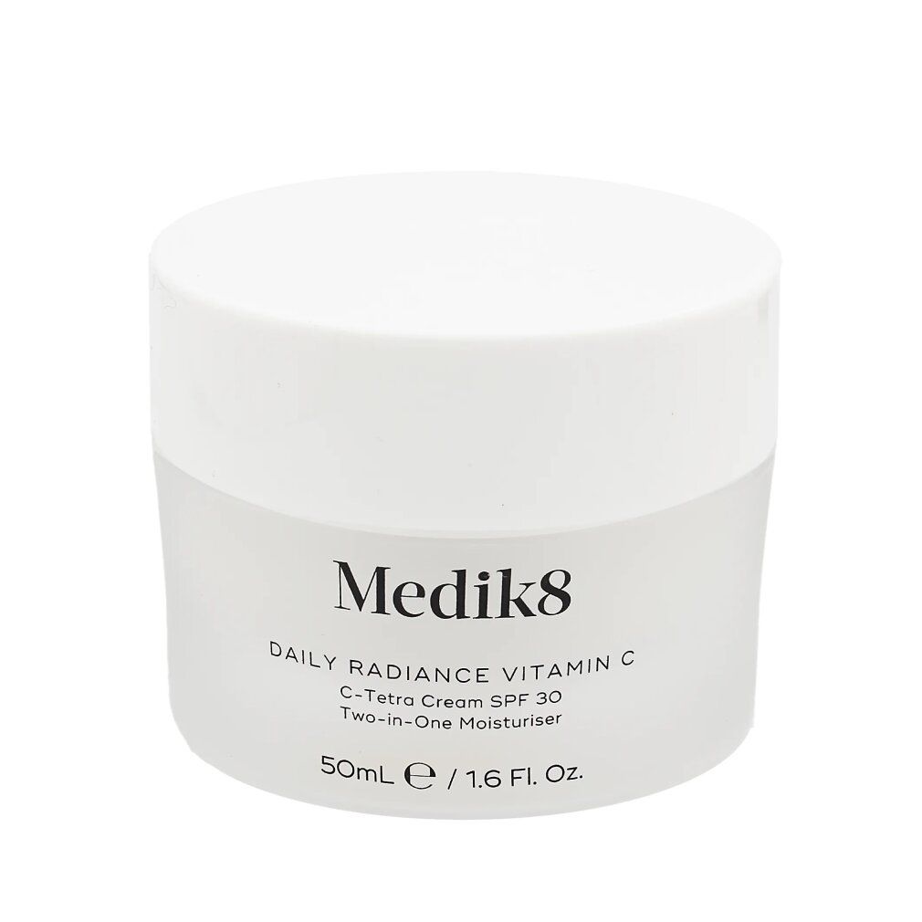 Creme-Tiegel mit weißem Deckel. Aufschrift: Medik8, DAILY RADIANCE VITAMIN C, C-Tetra Cream SPF 30, Two-in-One Moisturiser. 50ml.