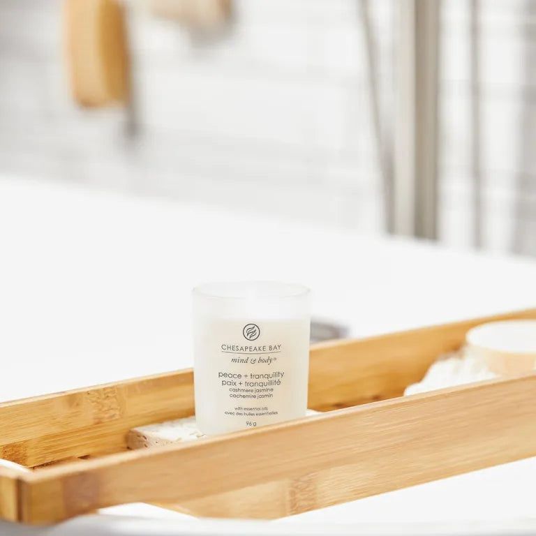 Kerze in einem Glasbehälter auf einem Badewannenablage. Aufschrift: Chesapeake Bay mind & body, peace + tranquility.