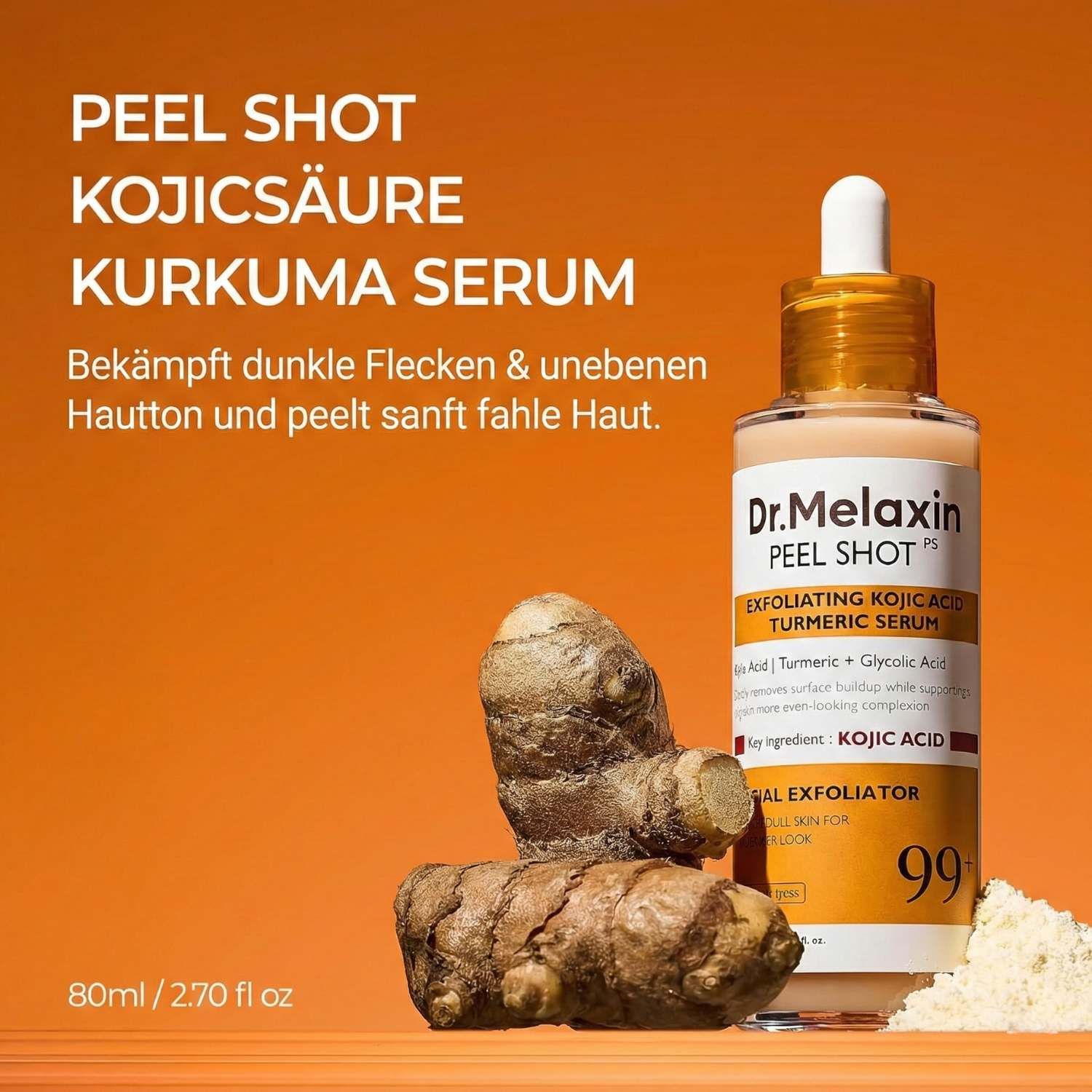 Serumflasche, Ingwerwurzeln und Pulver auf orangefarbenem Hintergrund. Aufschrift: Peel Shot Kojicsäure Kurkuma Serum.