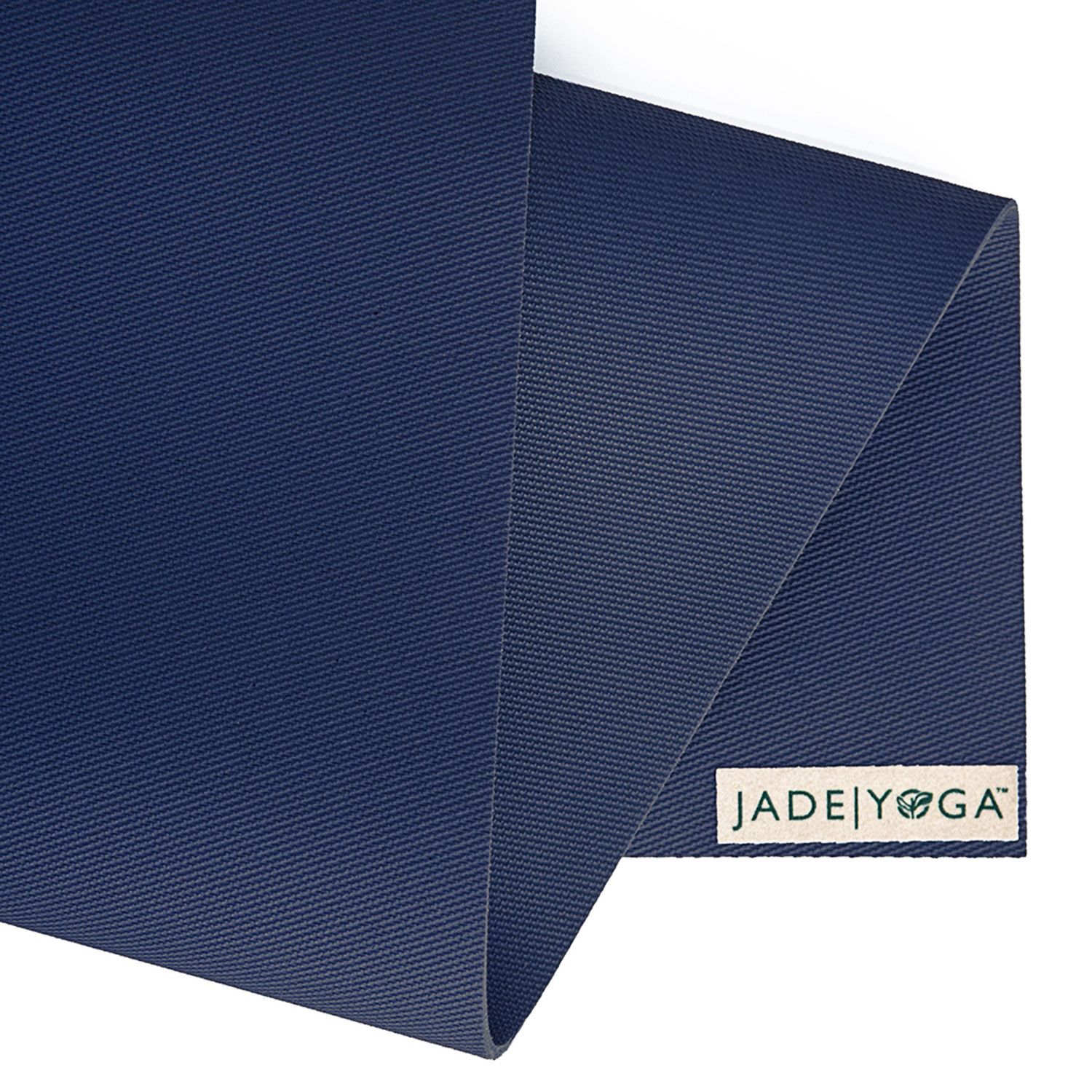 Detailansicht einer Yogamatte in Midnight Blue. Label mit Logo: Jade Yoga.