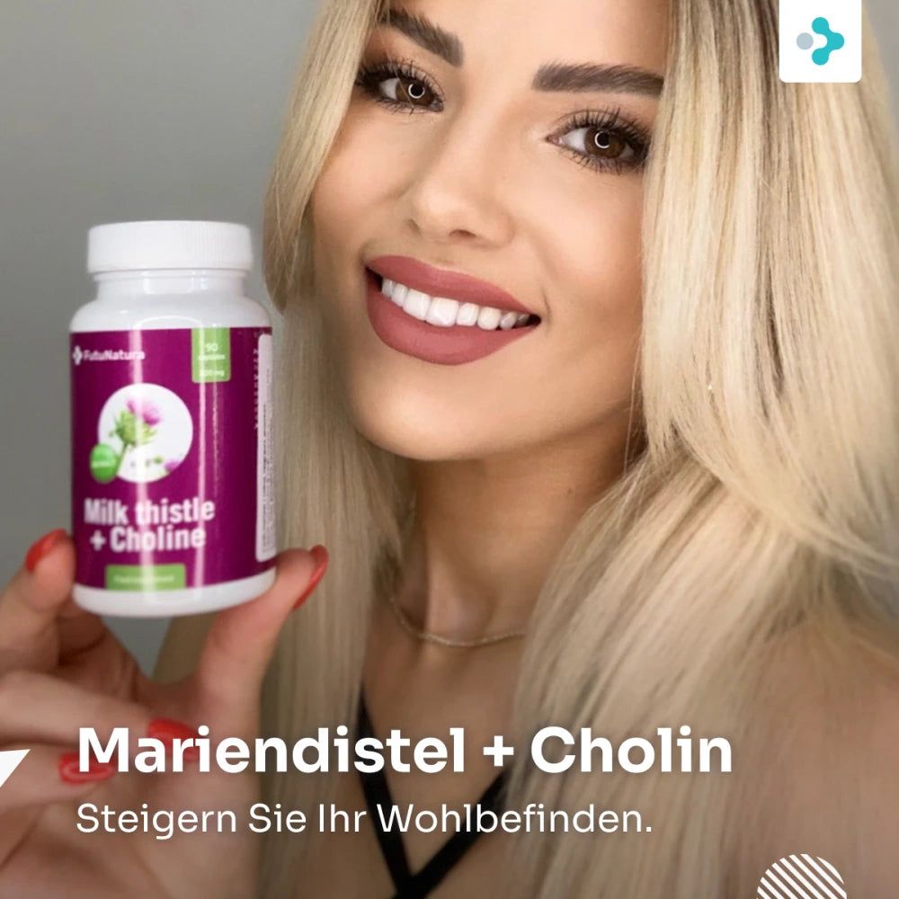 Frau hält Flasche mit Mariendistel + Cholin. Aufschrift: Mariendistel + Cholin. FutuNatura Logo. Blondes Haar, Lippenstift.