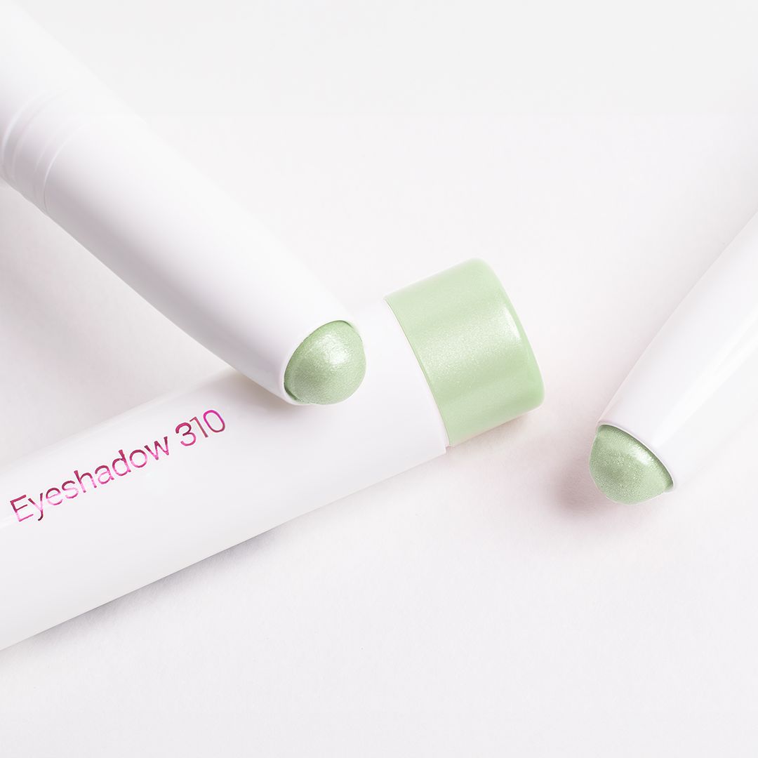 Drei weiße Stifte mit grünen Spitzen. Text: Eyeshadow 310.