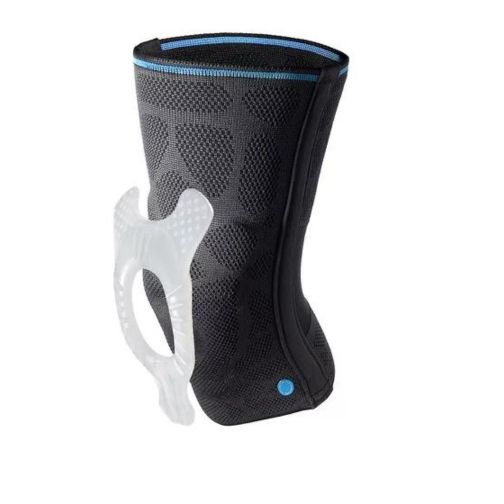 Schwarze Kniebandage mit blauem Rand. Weißes, halbtransparentes Kunststoffteil daneben. Blauer Knopf an der Seite.