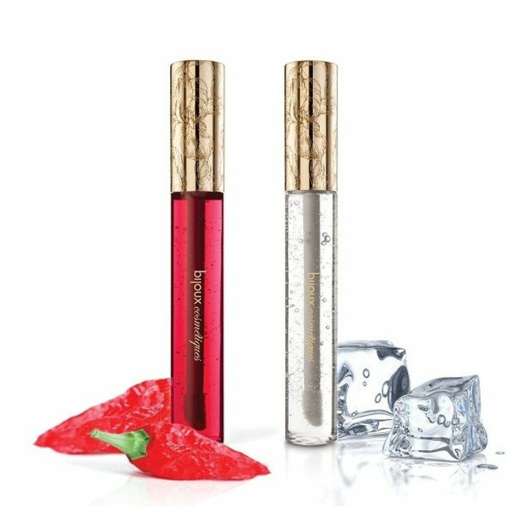 Zwei Lipgloss-Fläschchen, rot und klar, mit goldenen Kappen. Chilischoten und Eiswürfel daneben.