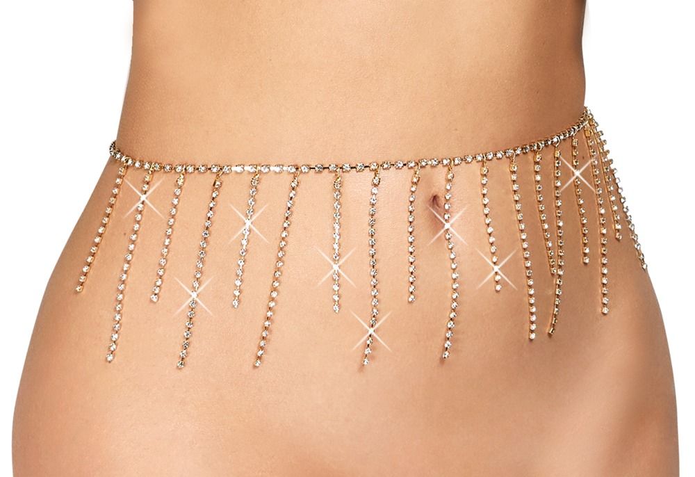 Nahaufnahme einer Strass-Bikinikette. Die Kette verläuft um die Hüfte und hat herabhängende Strass-Elemente.