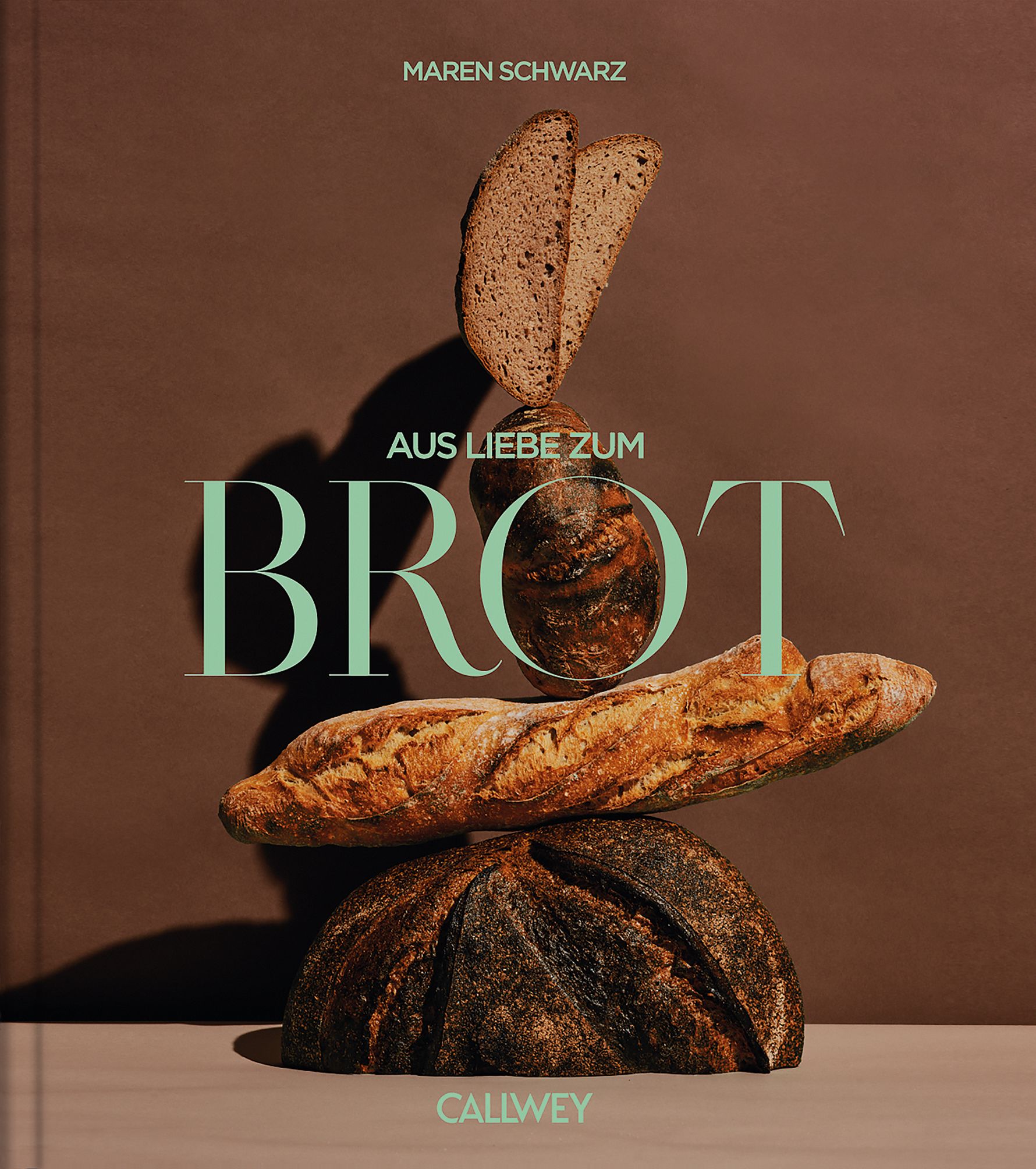 Buchcover mit Brotstapel. Titel: Aus Liebe zum Brot. Autor: Maren Schwarz. Verlag: Callwey. Brot in verschiedenen Formen und Farben.