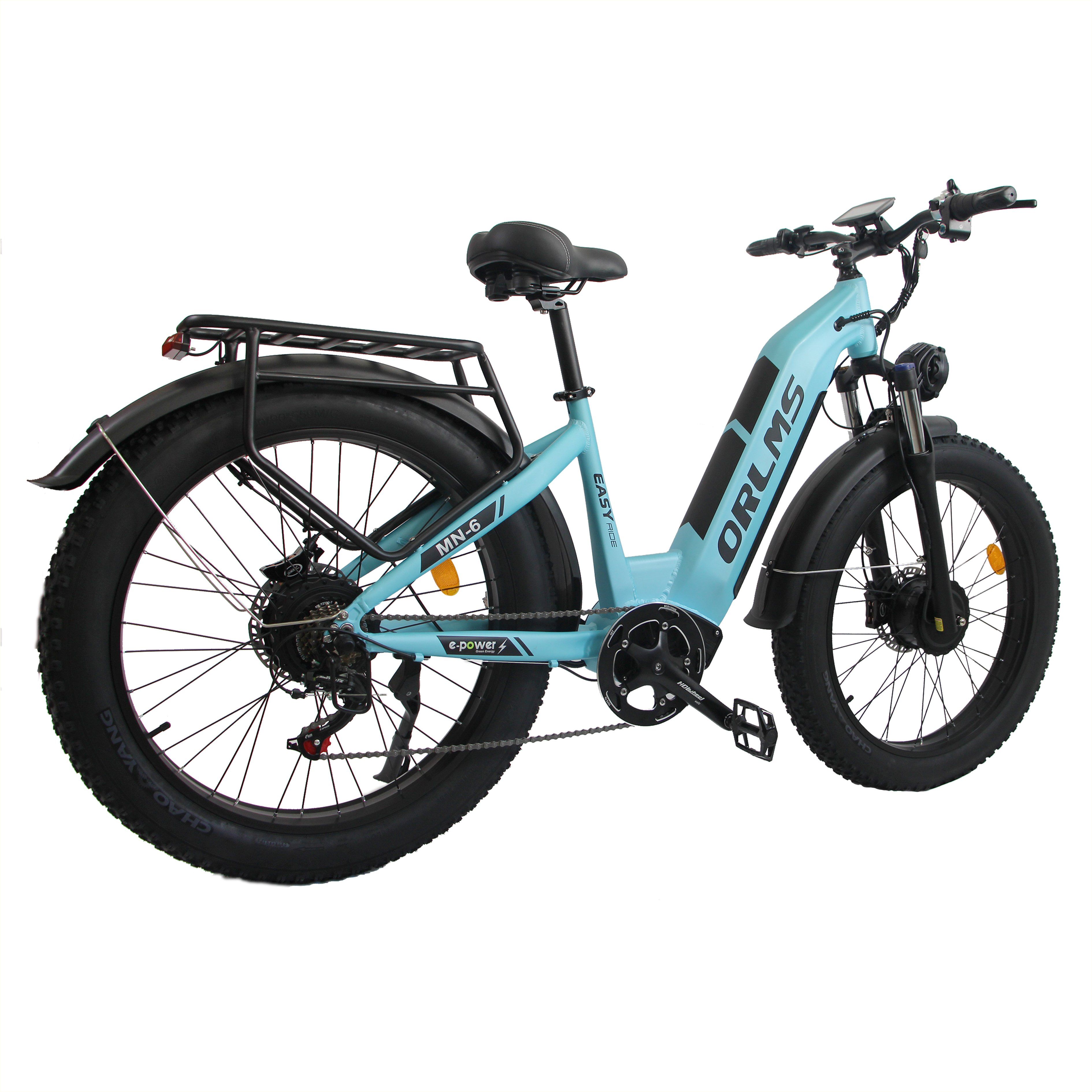 Blaues Elektrofahrrad mit schwarzen Reifen und Gepäckträger. ORLMS-Logo am Rahmen. Schwarzer Sattel und Lenker.