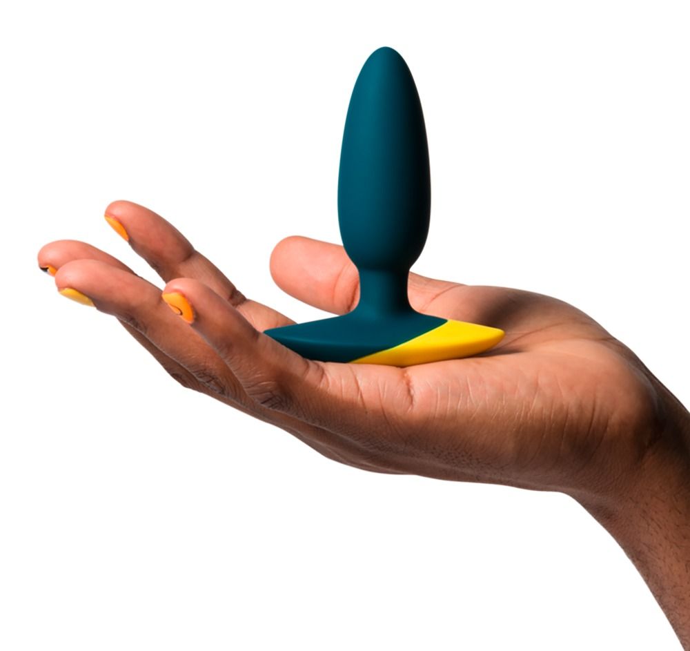 Analplug, blau-gelb. Kegelförmiger Schaft, flache Basis. Gelbe Basis, blaue Spitze. In Hand gehalten.