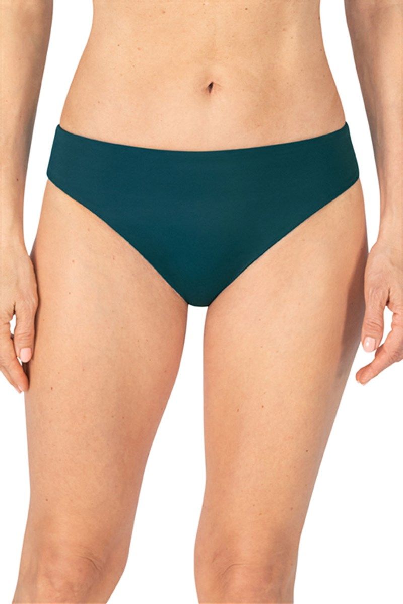Einfarbige Bikinihose in Dunkelgrün. Vorderansicht, getragen von einer Person. Schlichtes Design.