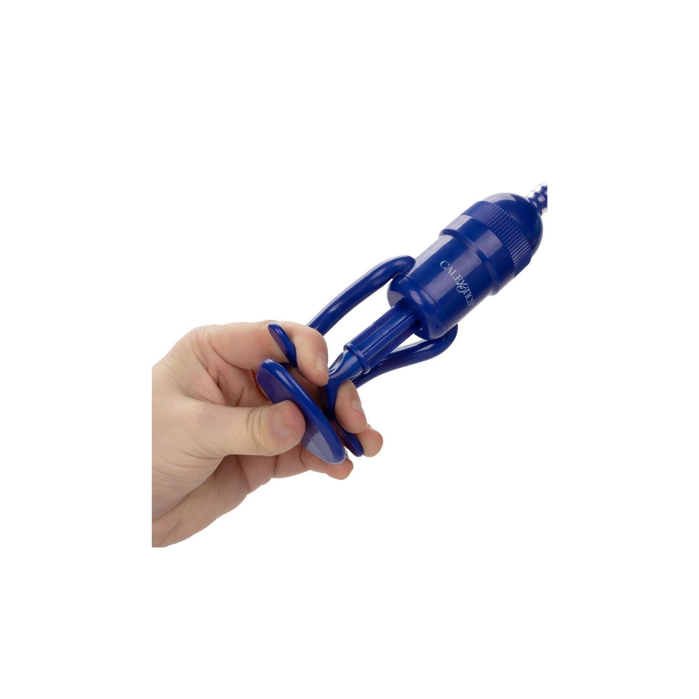 Hand hält den blauen Pumpmechanismus einer Penispumpe.