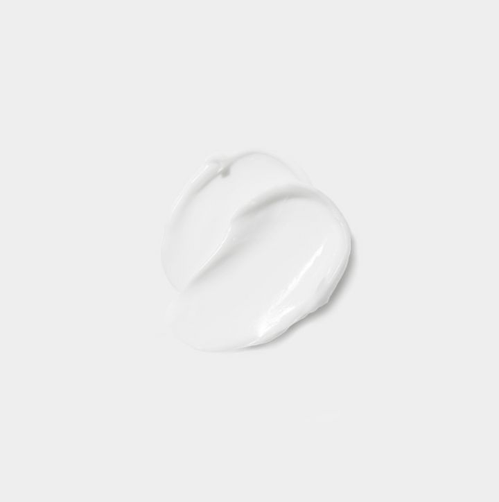 Klecks weiße Creme auf weißem Hintergrund. Die Creme ist glatt und glänzend.