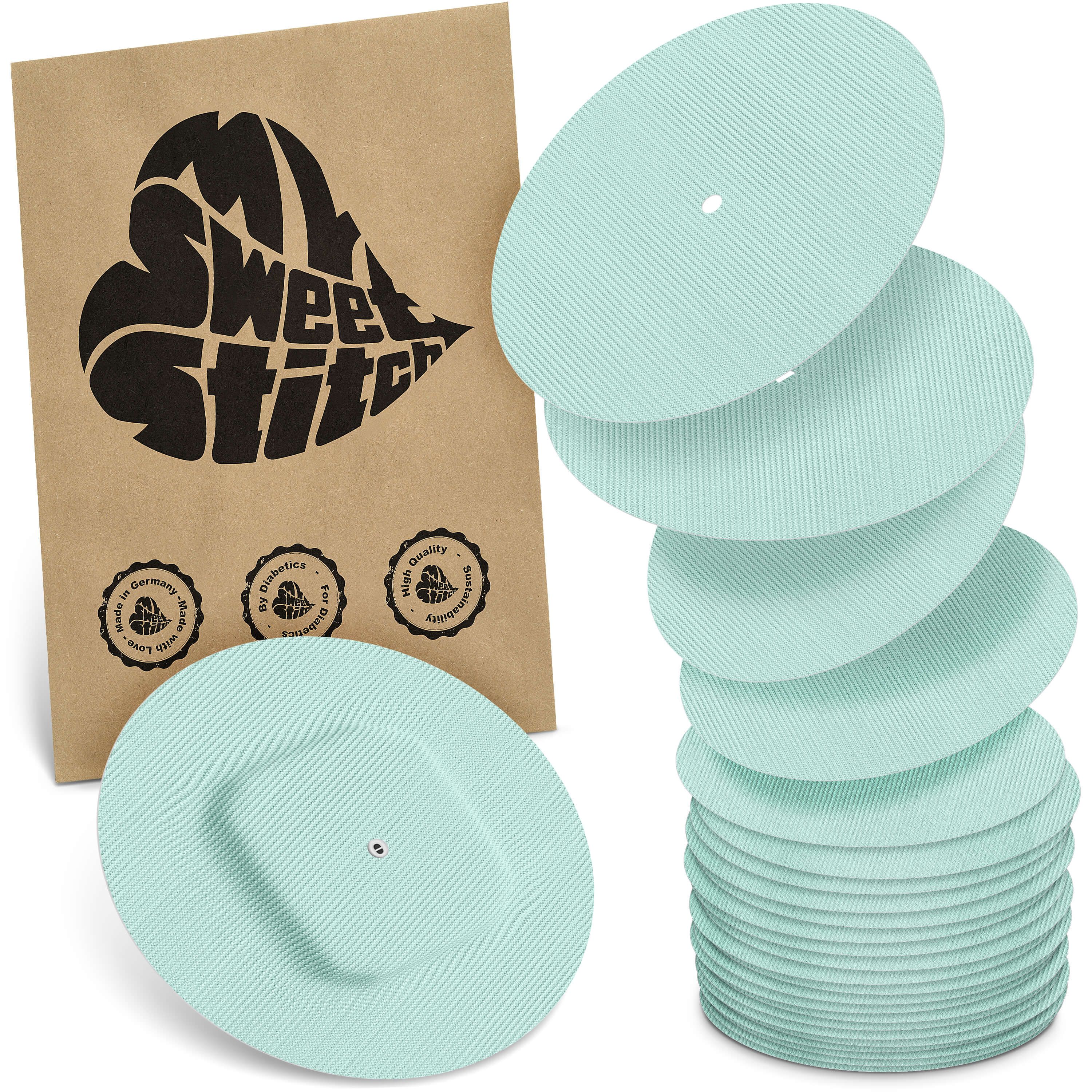 Hellgrüne, runde Pflaster mit geriffelter Oberfläche. Neben einer braunen Verpackung mit Logo und Siegeln gestapelt.