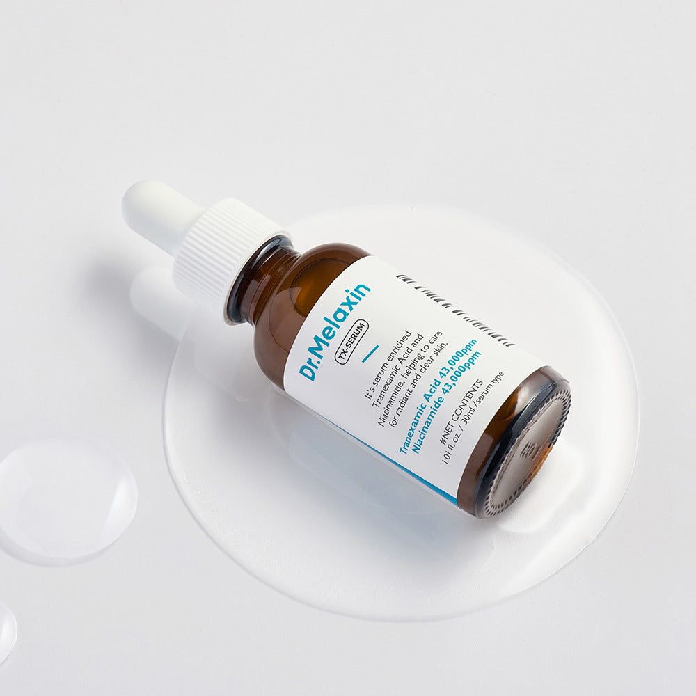 Braune Glasflasche mit weißem Tropfer. Aufschrift: Dr. Melaxin TX-Serum. Liegt auf weißer Oberfläche mit Flüssigkeit.