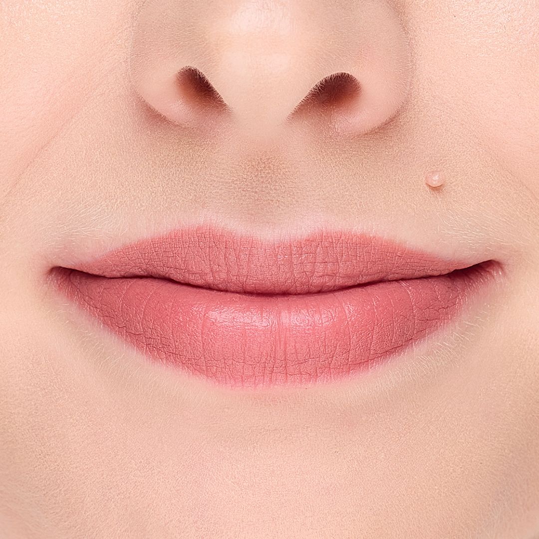 Lippen mit Cosline Lipliner 200 Nature in zartem Rosaton. Voller, definierter Look.