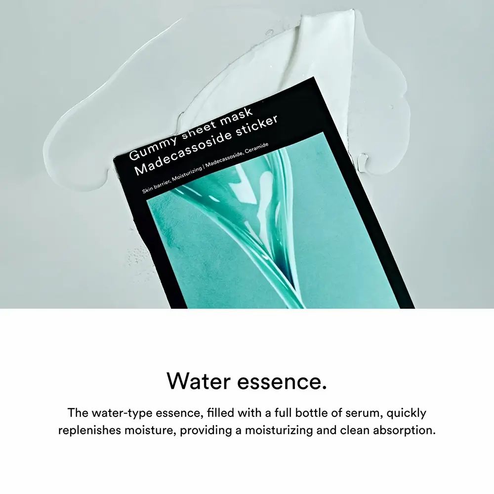 Abib Gummy Sheet Mask Madecassoside Sticker mit austretendem Serum auf grauem Hintergrund.
