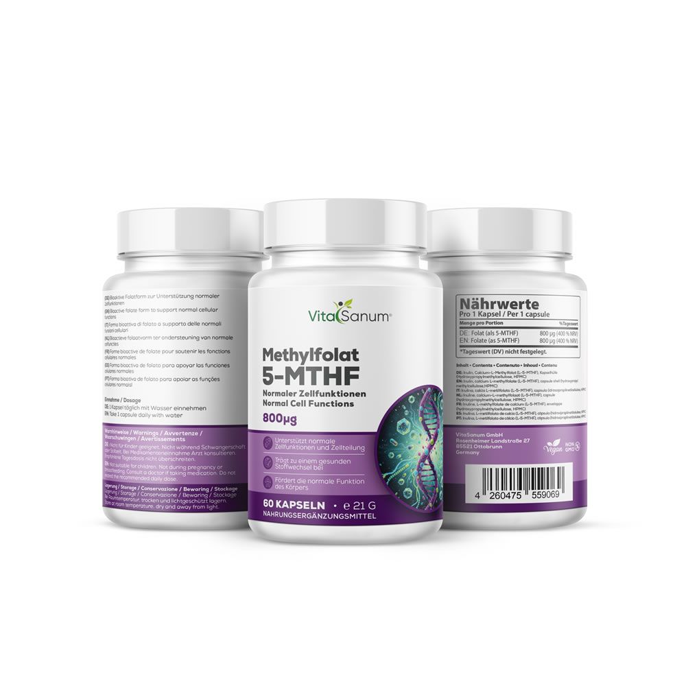Drei VitaSanum®-Flaschen mit Methylfolat 5-MTHF-Kapseln. Weiße Plastikgefäße mit Etiketten. 60 Kapseln pro Flasche.