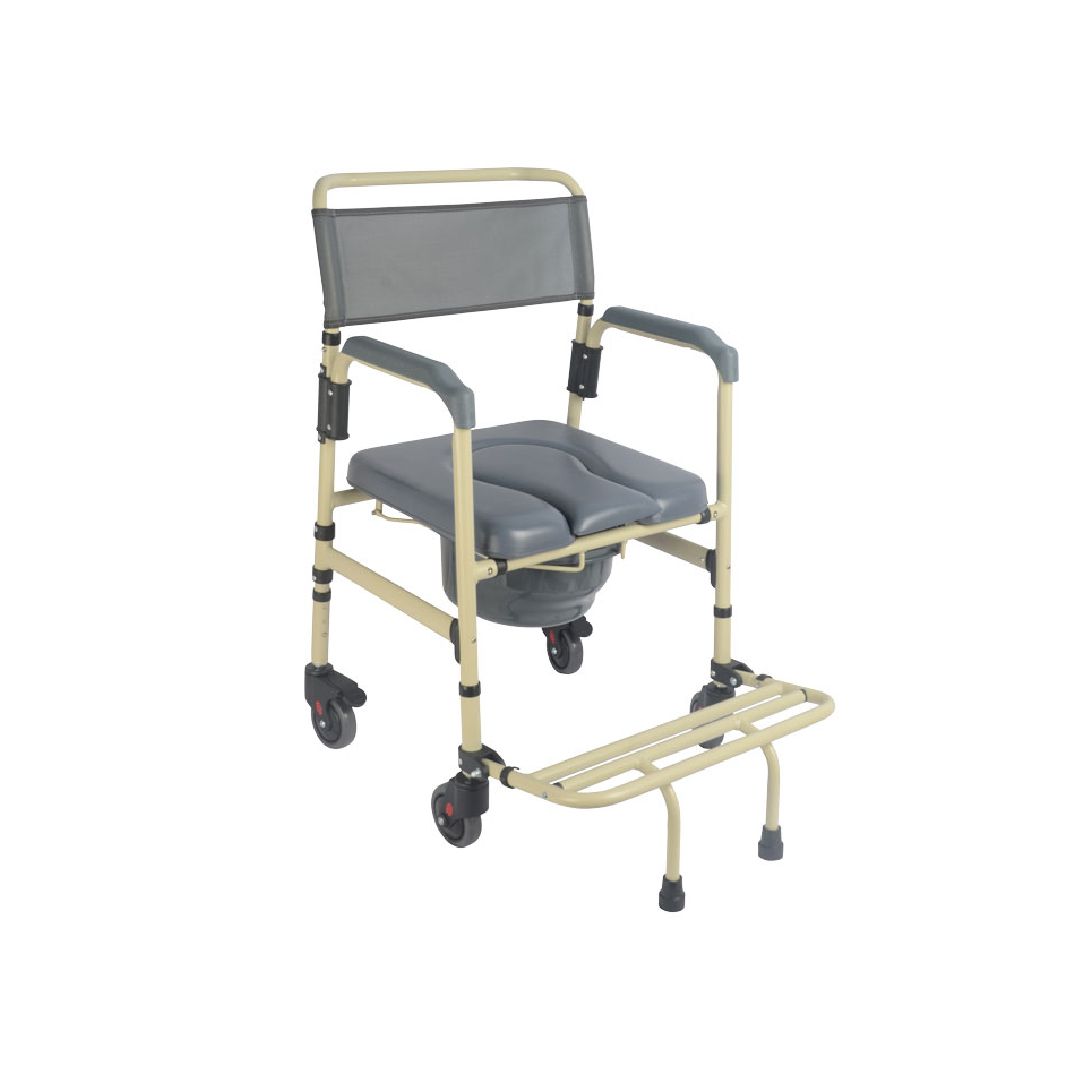 Rollbarer Toilettenstuhl mit Armlehnen, Rückenlehne und Fußstütze. Beige-graue Farbgebung. Vier Räder für Mobilität.