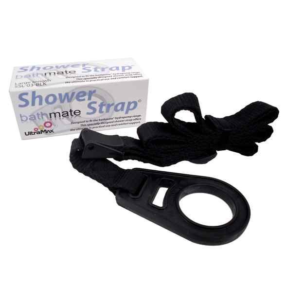Shower Strap mit Verpackung. Schwarzer Gurt mit Schlaufe und Schnalle. Verpackung mit Produktnamen und Logo.