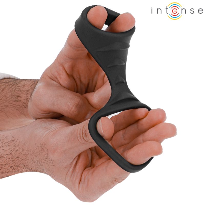 Schwarzer Penisring aus Silikon in einer Hand gehalten. Marke: Intense.