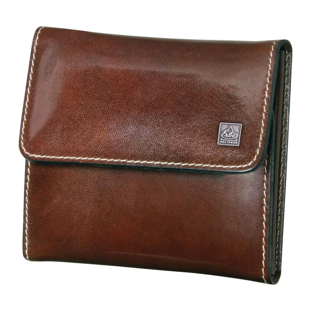 Geschlossenes braunes Lederetui mit weißer Naht. Auf der Klappe ein silbernes Logo mit Schriftzug.