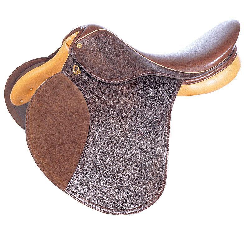 Brauner Sattel mit beigem Sitz und braunen Lederdetails. Goldfarbene Beschläge. Seitliche Ansicht.