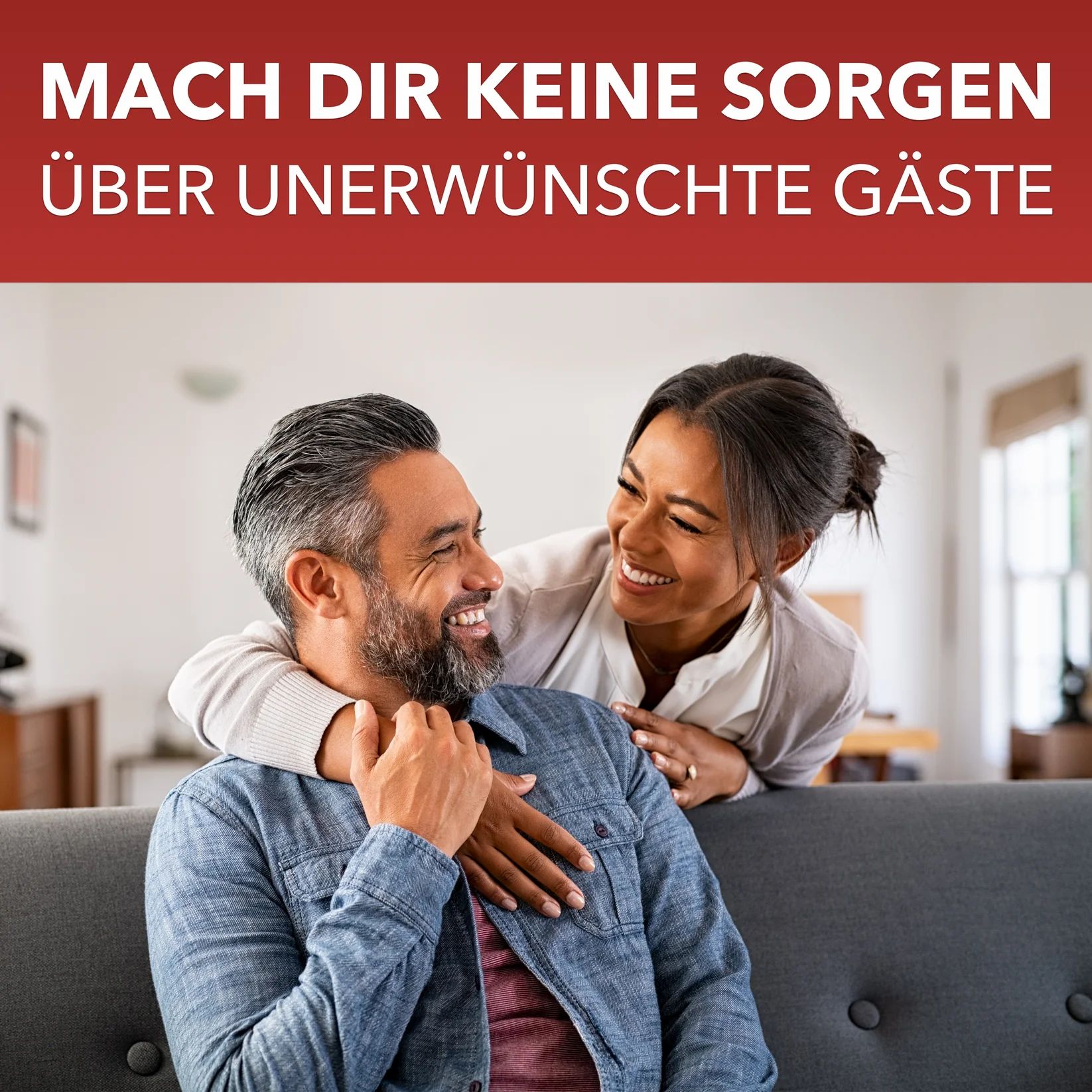 Paar sitzt auf Sofa, lächelt sich an. Keine Produkte sichtbar.