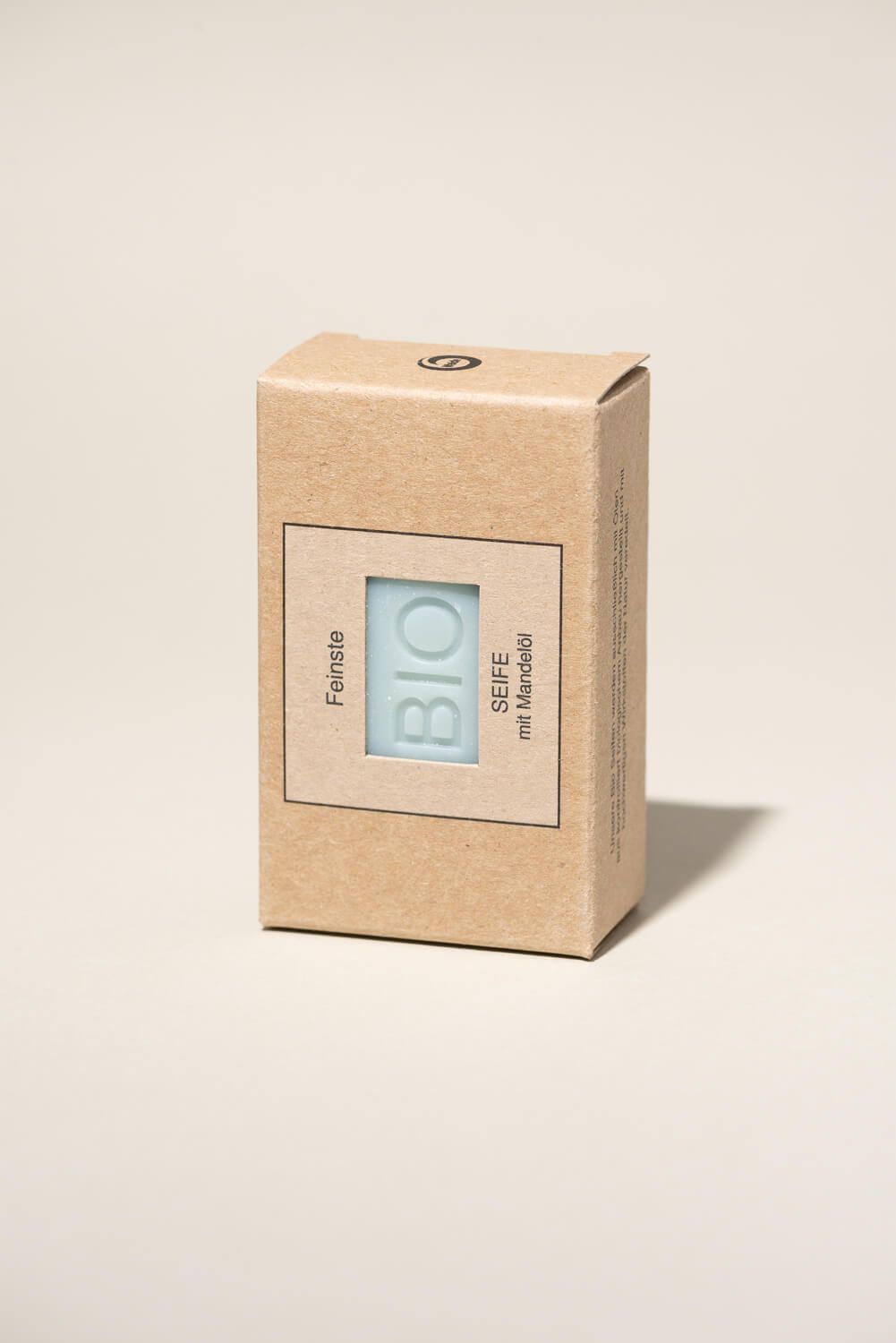 Kartonverpackung mit BIO-Seife. Aufschrift: BIO, Seife mit Mandelöl. Braune Verpackung mit hellblauem Seifenstück.