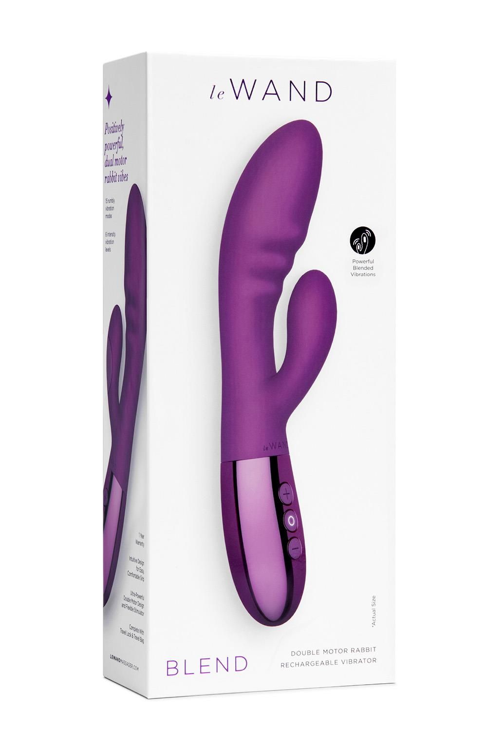 Produkt in Verpackung. Lila Vibrator mit gebogener Form, zwei Aufsätzen und drei Knöpfen. Text: Le Wand, Blend.