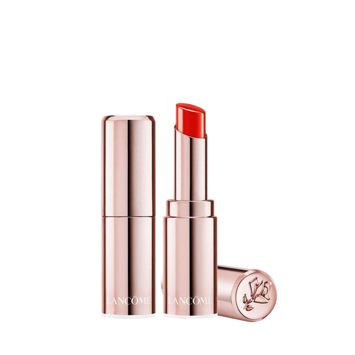 Drei Lippenstifte. Zwei sind aufrecht, einer liegt. Die Hüllen sind roségoldfarben. Der Lippenstift ist rot. Auf den Hüllen steht "Lancôme".