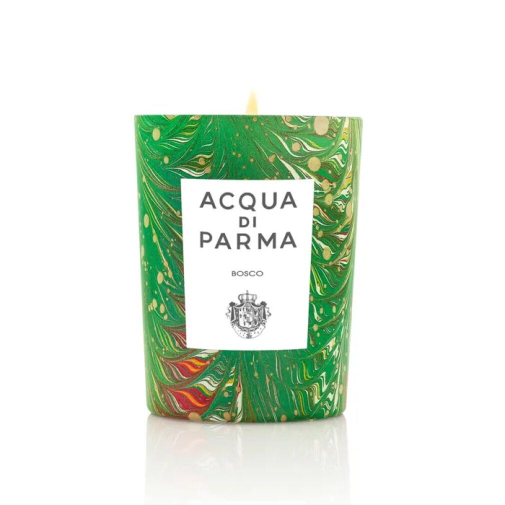 Grüne Kerze mit Aufschrift: Acqua Di Parma Bosco. Grünes Muster mit goldenen Akzenten.