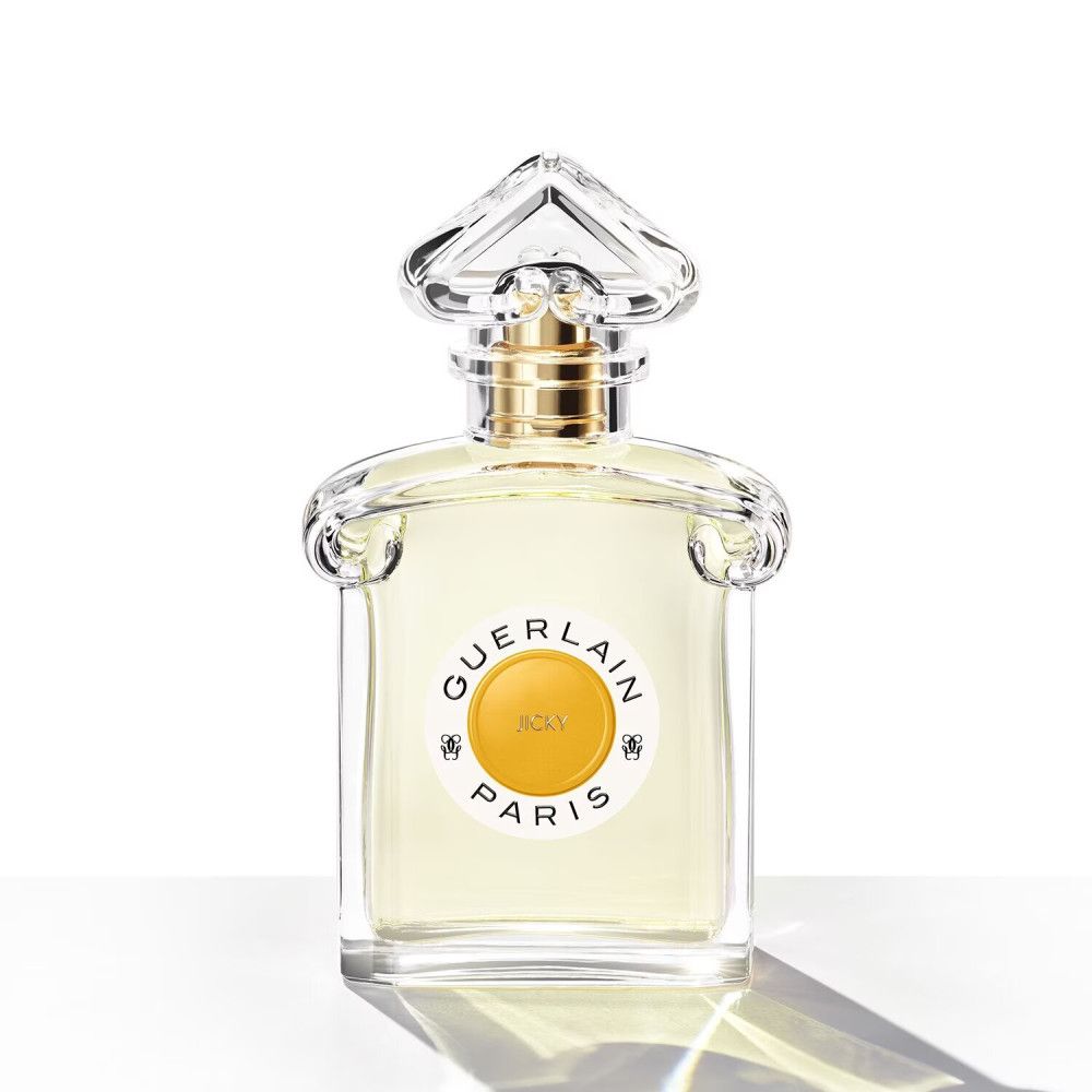 Parfümflakon mit rundem Etikett. Aufschrift: GUERLAIN PARIS, JICKY. Transparenter Flakon.
