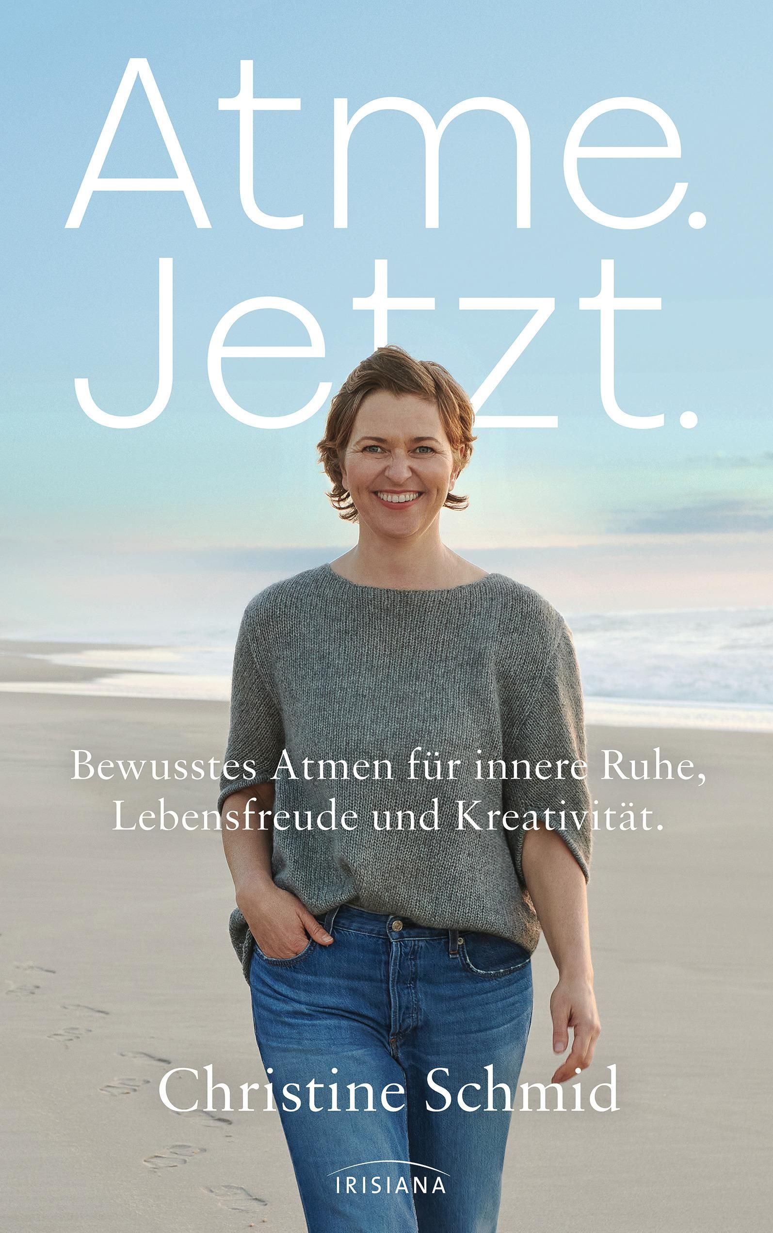 Buchcover: Atme. Jetzt. Frau am Strand. Titel, Untertitel, Autorin Christine Schmid, Verlag Irisiana.